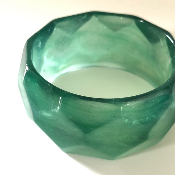 Vintage Lucite Acrylic Faceted Green Jade Like Bracelet - Picture 6 of 7